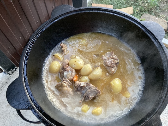 Все назад закинули, водички налили. Булькает. Огонь потише можно. Тушится вроде.
