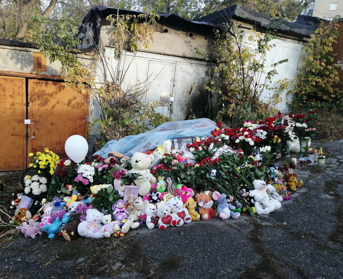 Стихийный мемориал рядом с тем самым гаражом, где нашли Лизу