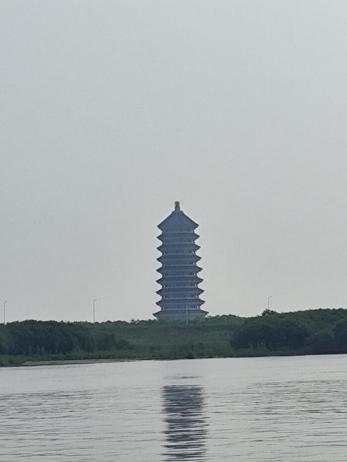 Пагода Дунцзи. Одно из туристических достопримечательностей на острове большой уссурийский.