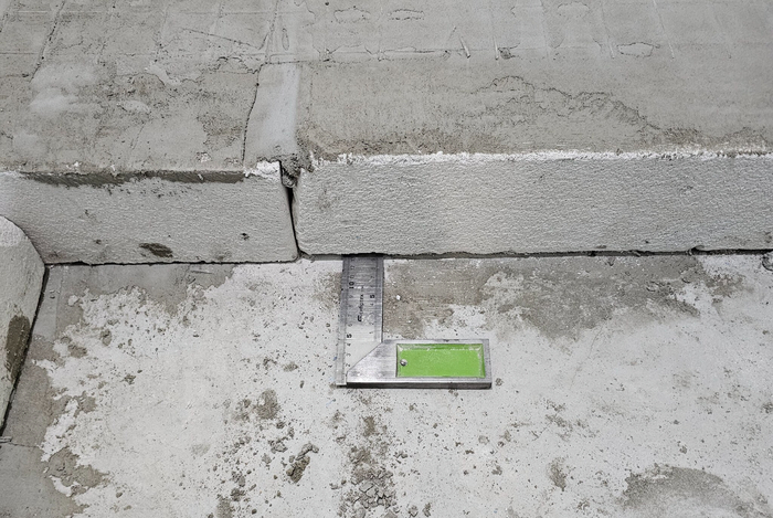 Блоки для душевого поддона просто выложены на пол