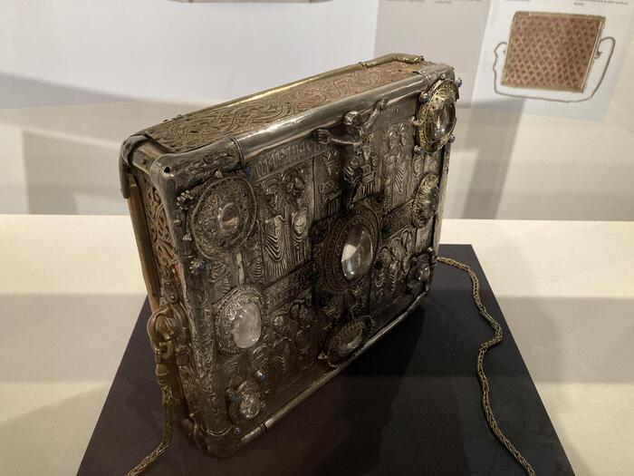 Святилище Миосаха. Создано в 11 веке в Клонмани, Ирландия, чтобы хранить религиозные рукописи. Переделено в 16 веке. На передней стороне изображены распятие, Мария и множество святых.