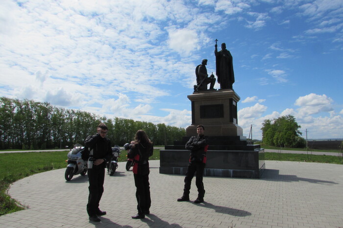 Многие автомобилисты нам завидовали, ведь подъехать к памятнику Сергию Радонежскому они не могли, а мы могли =))