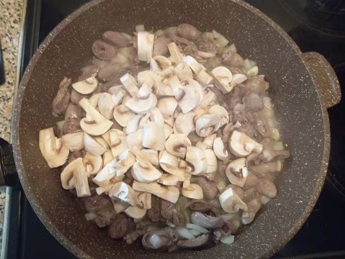 Шампиньоны стараюсь резать крупно, иначе они тают и теряются в процессе тушения