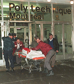 Раненную студентку эвакуируют с места трагедии