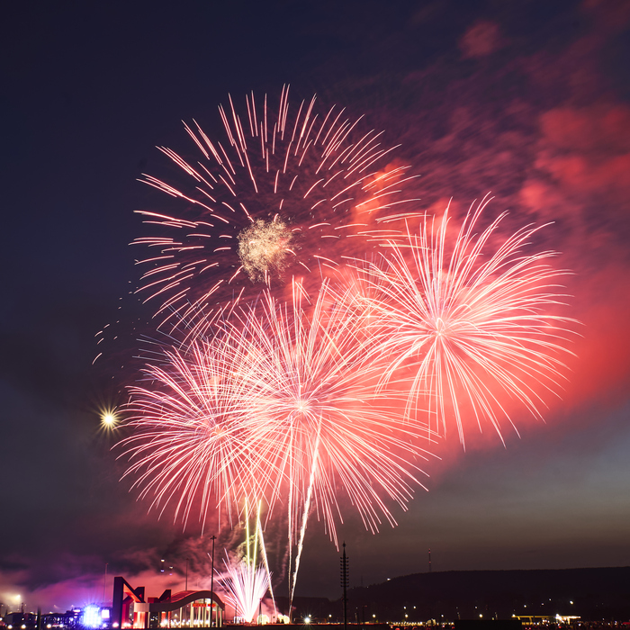 Салют снимаю первый раз. Если внимательно посмотреть можно найти где замазывал фонари) Но лучше не искать а полюбоваться зрелищем.