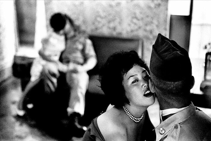 Фото называется "Женщины развлекают солдат", 1961 год.