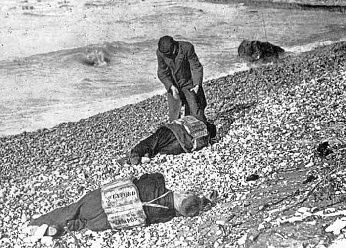 выброшенные на берег тела моряков