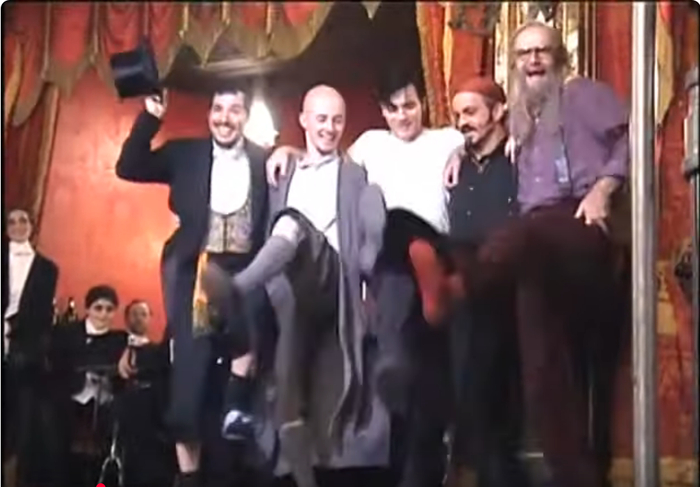 Вот такие танцы были в перерывах между съёмками.