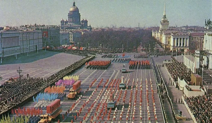 Спортивный парад на Дворцовой площади. 1980 г.