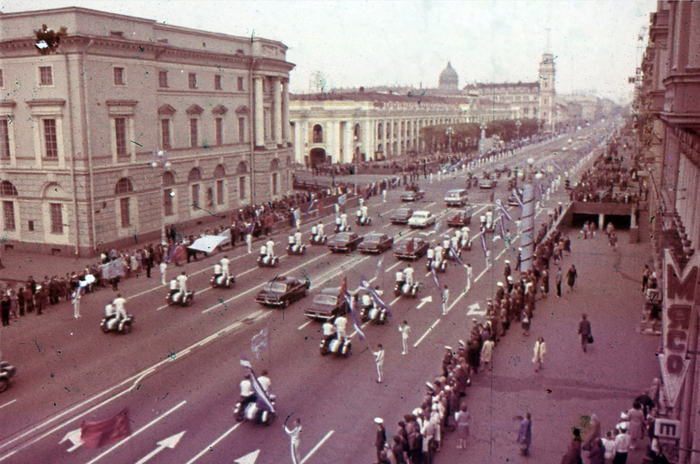 Почётный эскорт, сопровождающий Олимпийский огонь по Невскому проспекту. 1980 г.