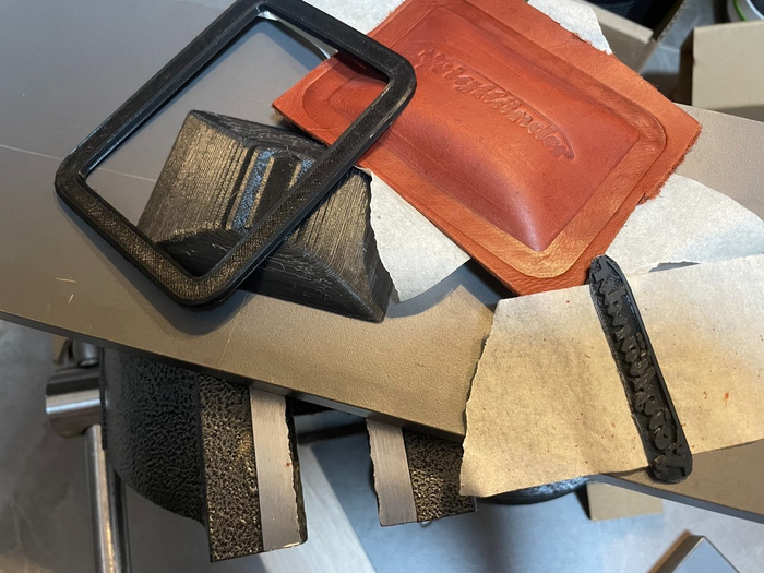 А вот это уже хорошая попытка, на фоне всей оснастки и огромных тисков.