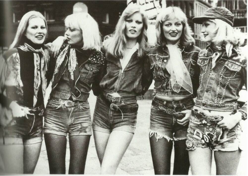 В моде шорты. Лондон, 1975 год - Фотография, Пленка, Черно-белое фото, Великобритания, Девушки, 1975