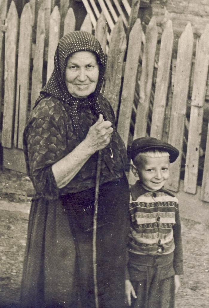 Советский Союз. Бабушка с внуком
