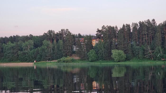 Пляж с фонарями и современный ЖК. Чья-то мечта о “доме у воды” реализована.