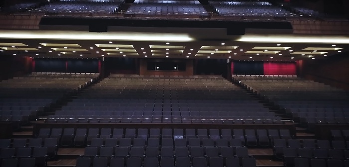 Холодная, подавляющая атмосфера