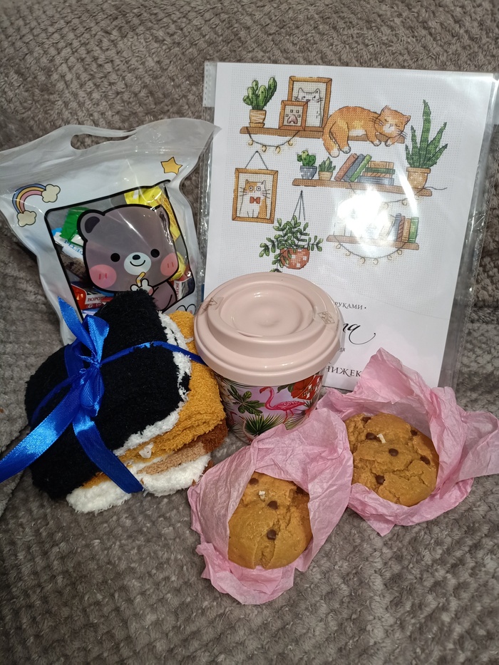 Печеньки - это свечи, но настолько натуралистично сделаны ,и так аппетитно пахнут, что хочется их откусить:)