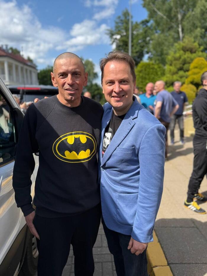 После приезда Кита Келлога освободили политзаключенных