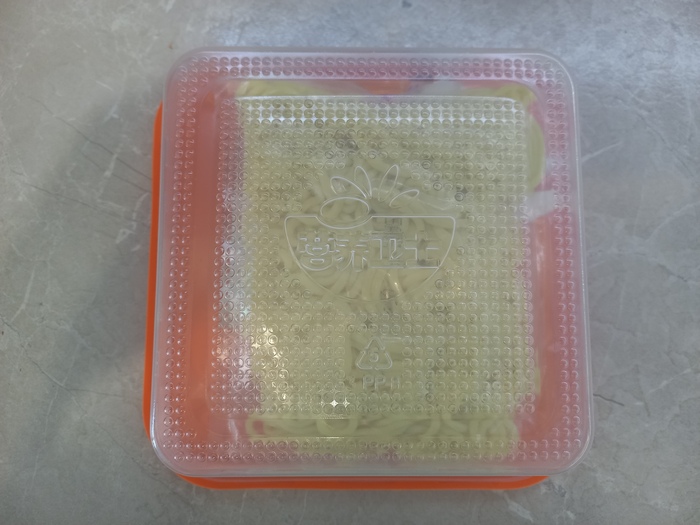 Тарелка не термоизолирована, но довольно крепкая, пальцем не продавишь, опять унификация под СВЧ и кипяток.