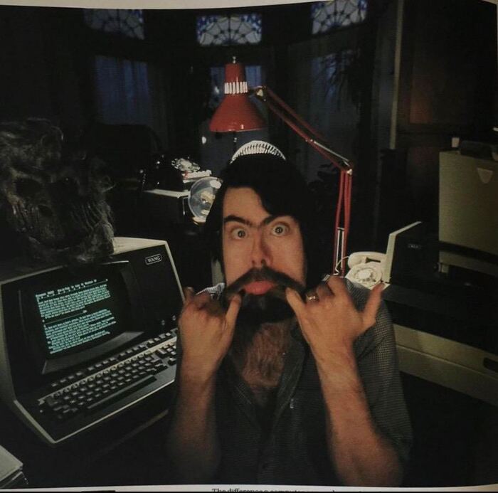 Стивен Кинг за своим компьютером "Wang" стоимостью 12 000 долларов. 1982 г