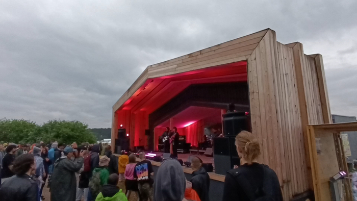 Выступление "синдрома главного героя" на сцене Маяк