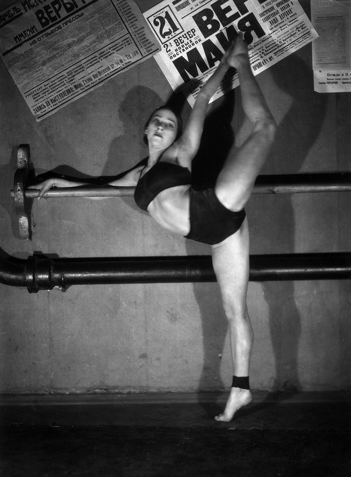 Ученица делает упражнения на растяжку у станка