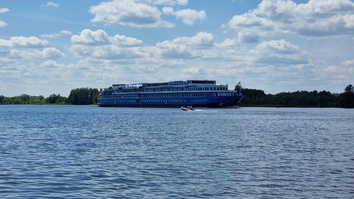 Вот и “Маленький принц” проплыл. Далеко не маленький.