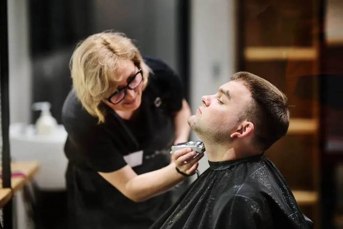 В парикмахерской вахтового комплекса на месторождении Жагрина