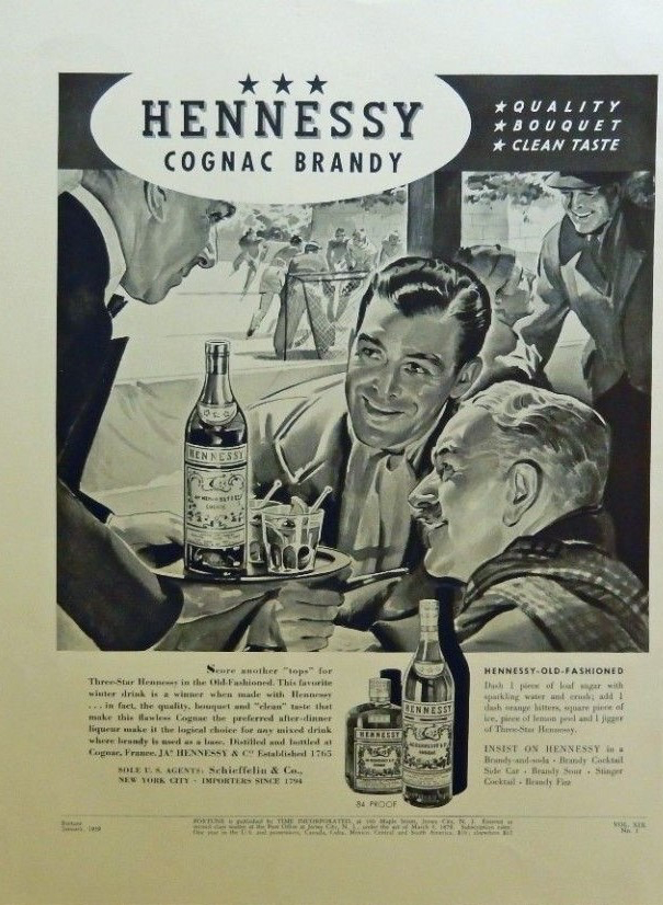 Официант, успешные белые мужчины, хоккей на заднем плане