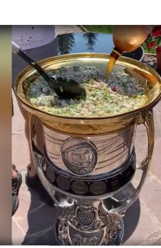 печениги отрубали головы русским князья и делали из них кубки.