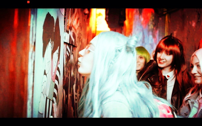 и её встреча с парнем Ваня. Прилежная ученица в глазах своих родителей и преподаваталей, полная оторва для своих друзей.