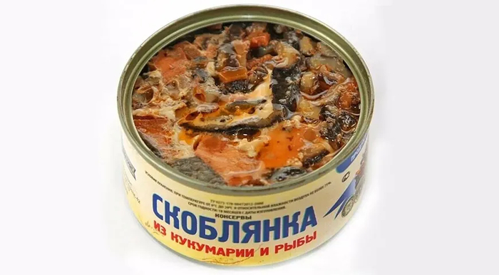 Кукумария — это морской огурец, моллюск, из которого раньше делали не особо популярные консервы. Теперь морской огурец готовят и подают как изысканную закуску в ресторанах