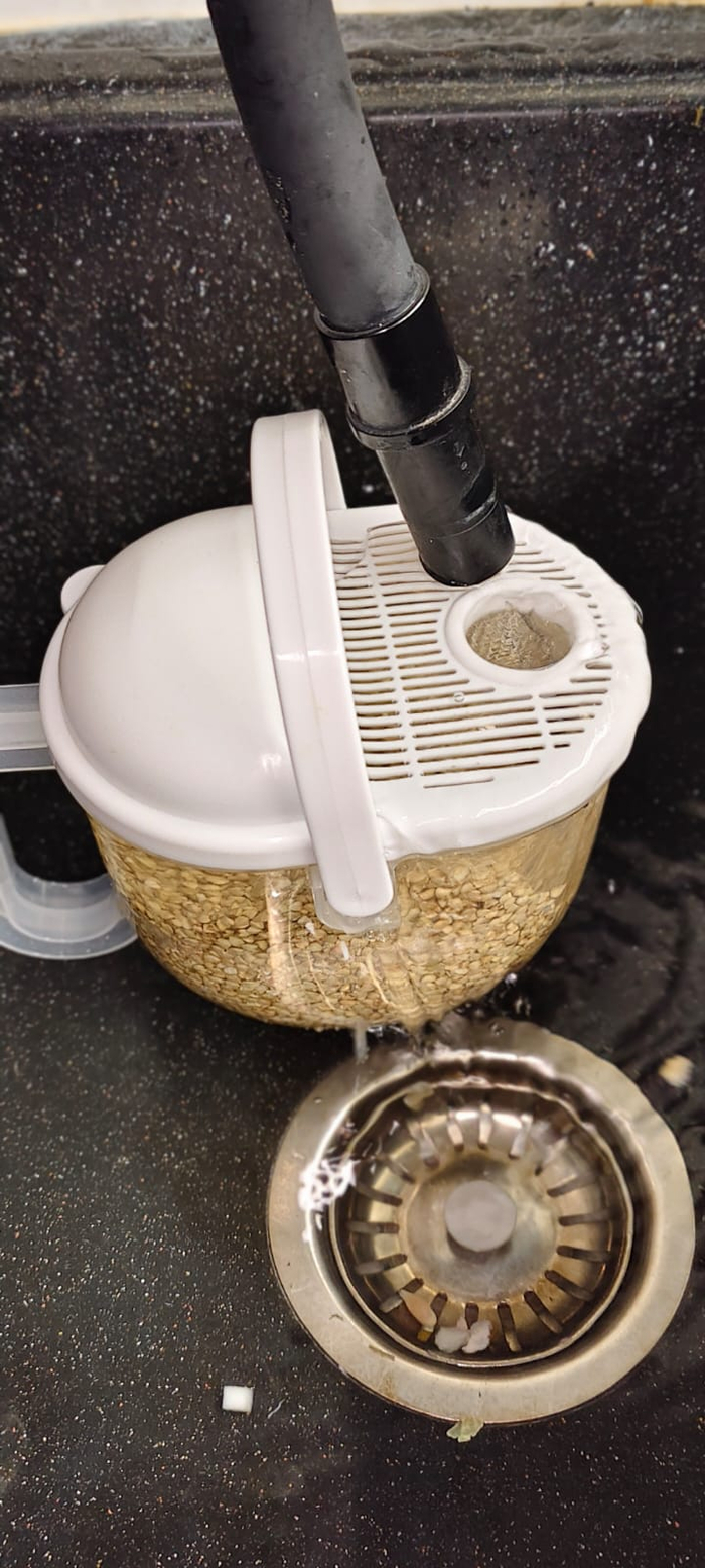 Промываю в рисомойке гречку