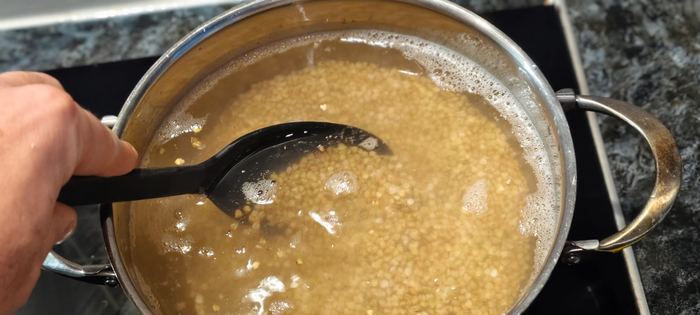 Заливаю водой. Солю. Ставлю вариться.