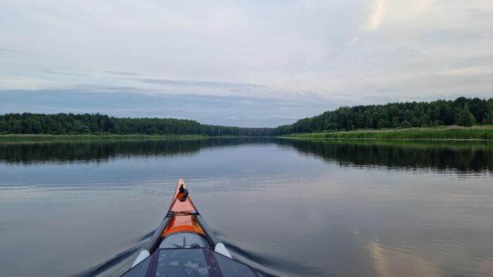 Поиски ночлега у города: зашел в бухточку, а там лес из травы. Разворот, и снова на поиски нормальной стоянки.