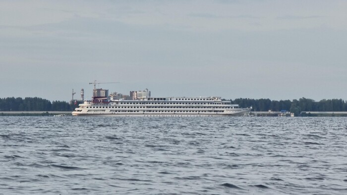 Круизник на горизонте. Сразу мысль: а что, если к нему прицепиться и незаметно проскочить шлюз? Мечты, мечты…