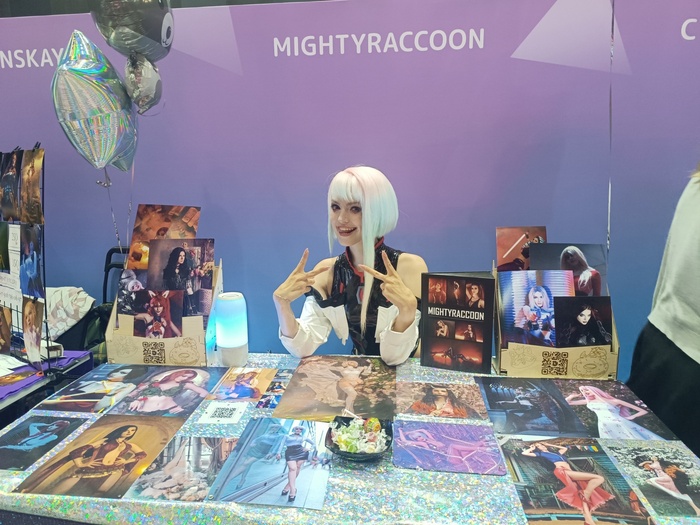 А на мероприятия я чаще всего хожу в Аллею Авторов, где оформляю красивые столики, на которых можно приобрести себе мой мерч <3