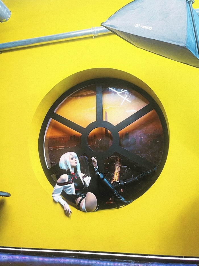 Бекстейдж-Кадр со второй съемки - та же студия, но другой ее угол. Кстати, а вы много где видели фотки у этого окна? Я - да :D