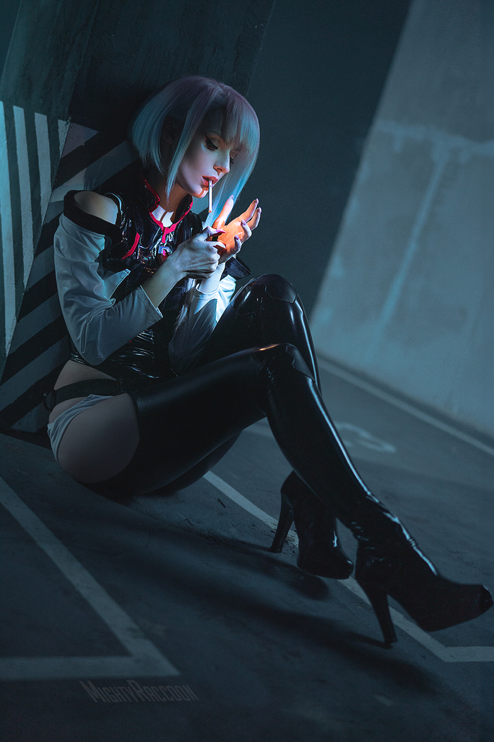 В вопросе вредных привычек Люси, конечно, не пример для подражания, но зато это дает нам дополнительный простор для того, чтобы поиграть с освещением и цветовой историей в съемках!