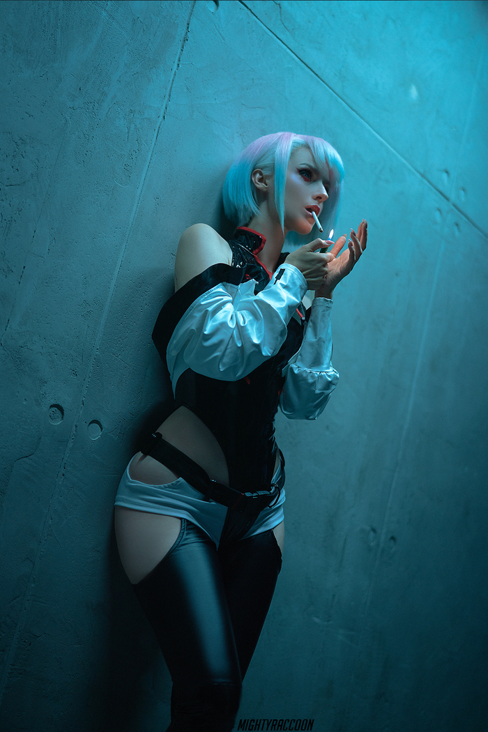 Для кого-то "горизонт завален", а кто-то увидит, что это умышленное смещение осей для создания задуманного эффекта "давящих стен"