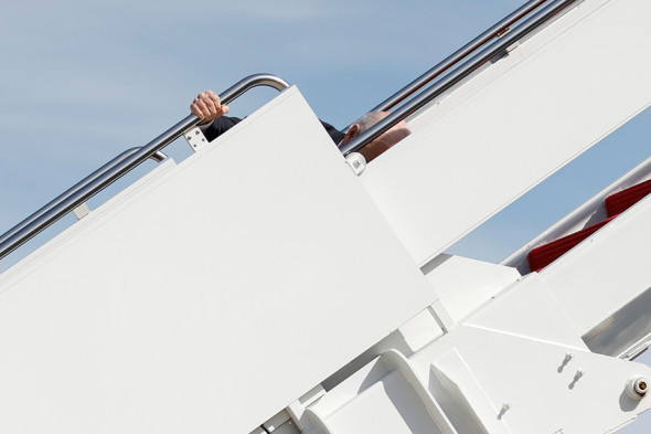 Перед вылетом в Атланту (штат Джорджия) Байден несколько раз споткнулся на трапе самолета и упал. В Белом доме объяснили случившееся сильным ветром и заверили, что с главой государства все в порядке