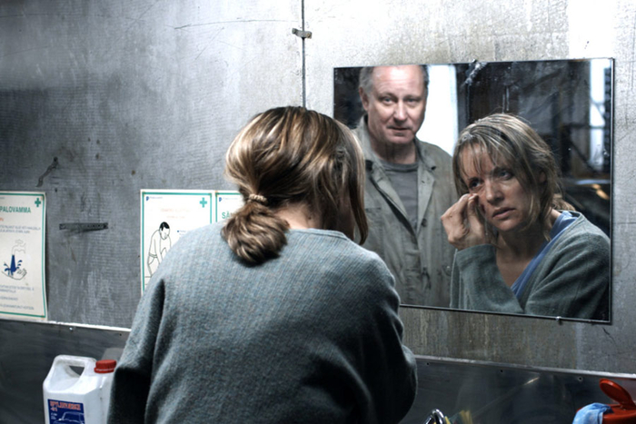 влюбляется