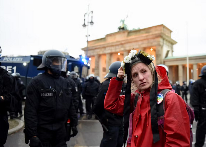 Демонстрация против антиковидных мер в ноябре 2020 года у Бранденбургских ворот.