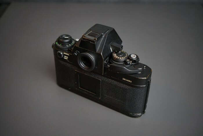 нарост на призме над ручкой выдержек - кнопка, чтобы на автоматической выдержке изменился вид шкалы. оч хитро и удобно. Вообще видоискатель здесь по информации просто песня, а если задуматься что это все полностью аналоговое...