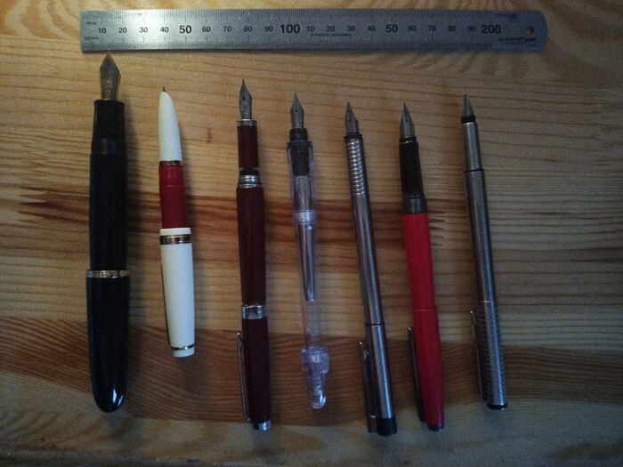 То же самое только обнаженное. На мини закрытое перо, на LAMY и Малевиче быстросъёмные перья.