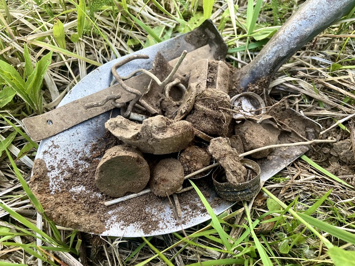 А примерно столько мусорка я выковыриваю из земли и отношу на мусорку за выход. Это чтоб не думали, что копарьский хлеб легко дается)))