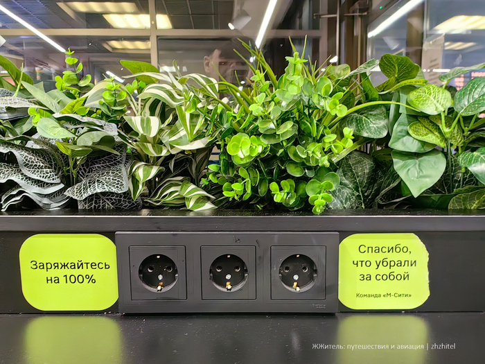 Розетки на столике тоже пригодятся