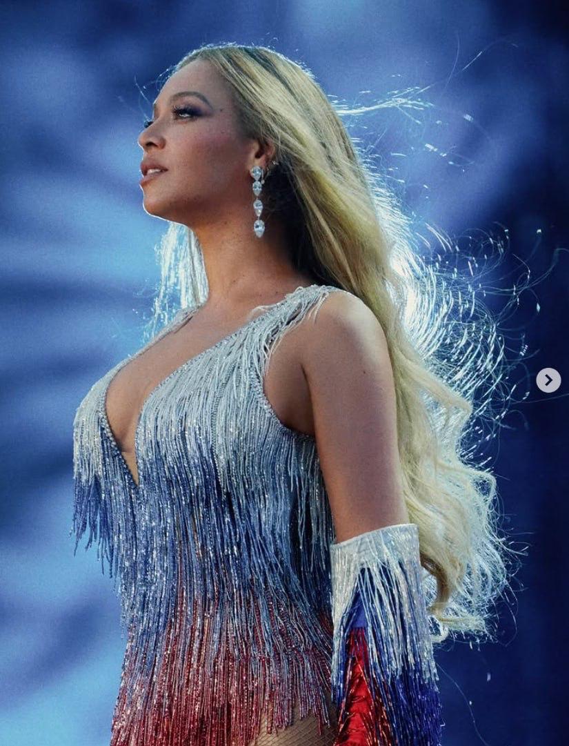 Бейонсе вышла на сцену в костюме триколора - Beyonce, Концерт, Длиннопост, Политика
