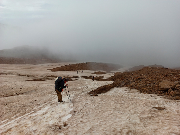 Иногда ветром дождь относило в сторону, но через какое-то время он всё равно возвращался. Фото: Мария Никитина