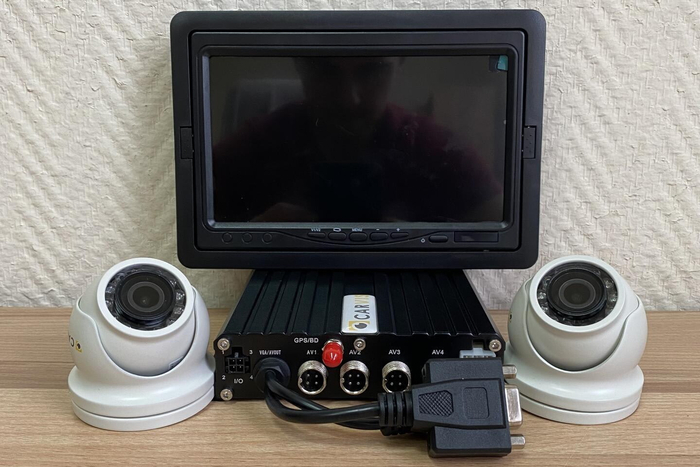 Мастер приходит в офис и забирает подготовленное для заказов оборудование. 