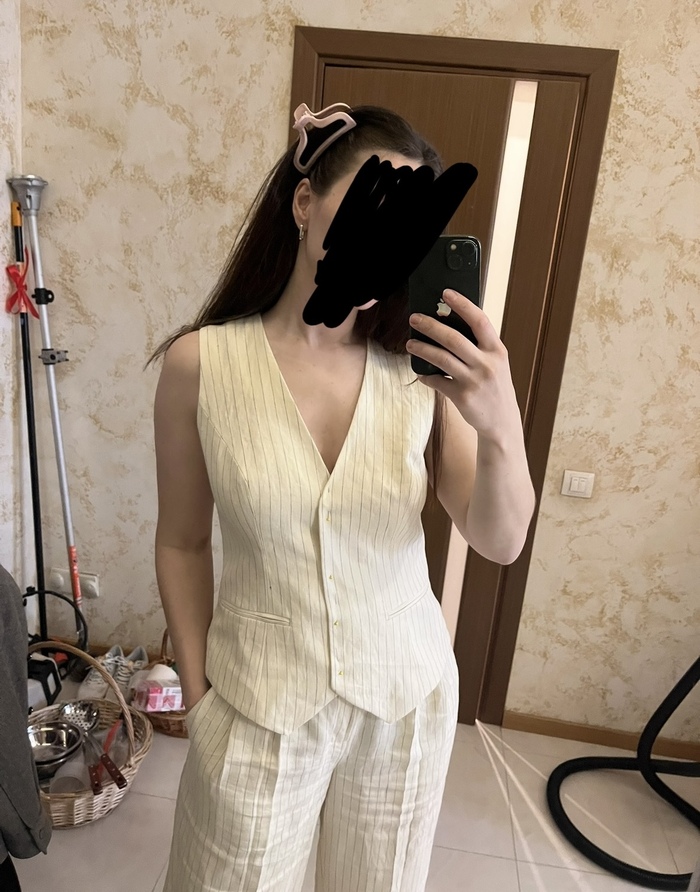 Костюму осталось пуговицы пришить и готово!